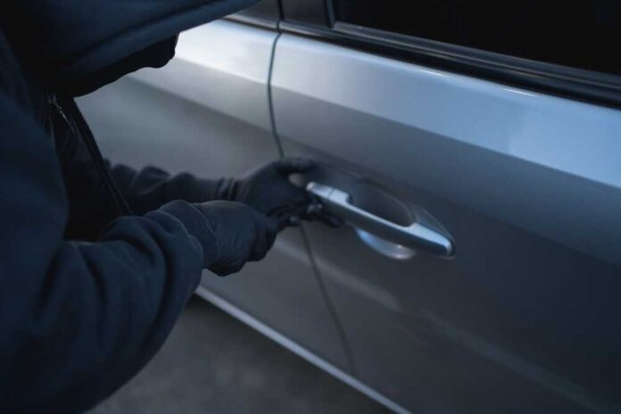 Close-up,Shot,Of,A,Thief,Stealing,A,Car,With,A