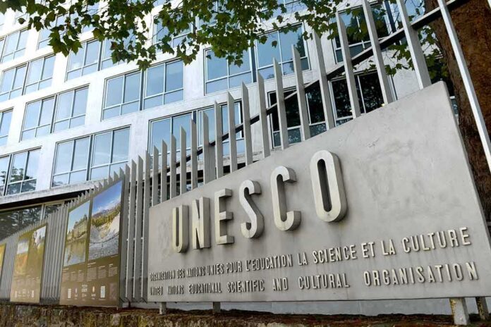 shutterstock_1499066612.jpg Exterior view of the UNESCO building with a prominent sign