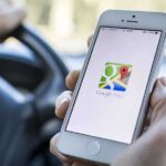 Viral Stop: Deputy’s ‘Right Hand’ Blunder Exposed A person holding a smartphone displaying the Google Maps app while driving