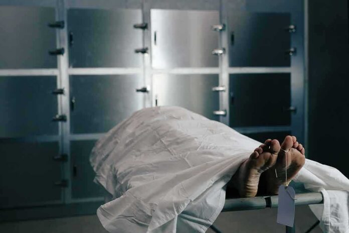 Body on a morgue gurney with toe tag